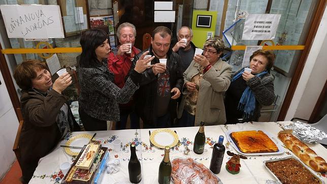 Afectados por las preferentes inician un encierro en el ayuntamiento de Boiro