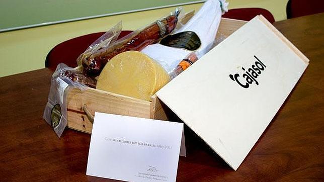 El presidente de Facua Sevilla devuelve el «obsceno regalo navideño» de Cajasol