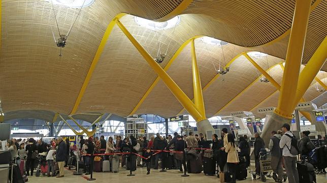 El laudo de Iberia reduce el sueldo de los nuevos pilotos un 40% para hacer frente a las «low cost»