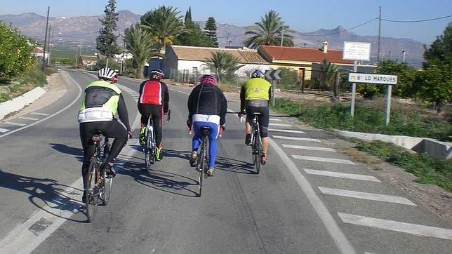 Asociaciones de ciclistas piden campañas para que los vehículos les respeten
