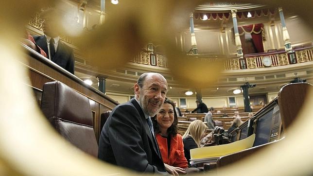 Las dudas de Rubalcaba y el federalismo aceleran la descomposición del PSOE
