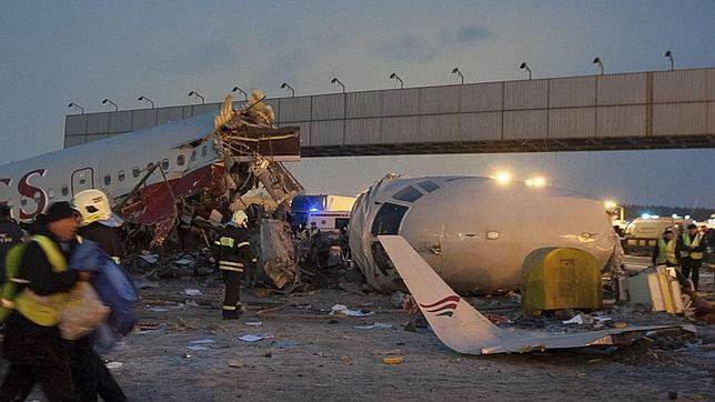 Cuatro muertos al salirse de la pista un avión de pasajeros e incendiarse en Moscú