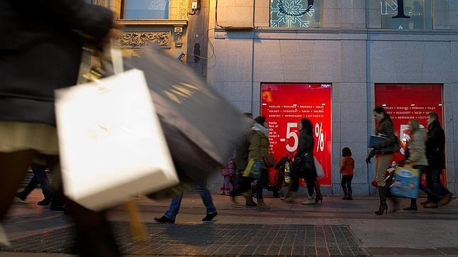 El gasto en rebajas se reduce un 33% desde el inicio de la crisis y se situará este año en 80 euros
