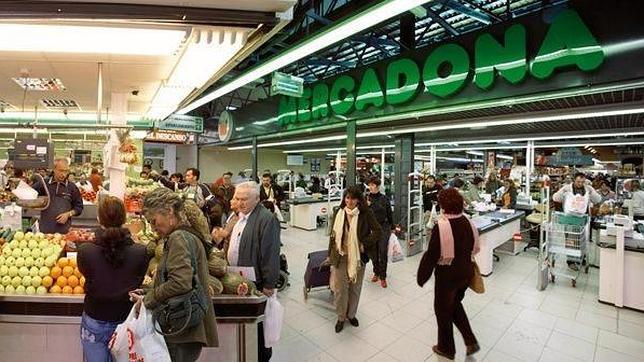 Atracan vestidos de Papá Noel un supermercado y son reducidos por los trabajadores