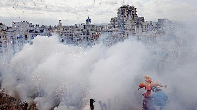 Un juzgado ordena cerrar un casal fallero por exceso de ruido