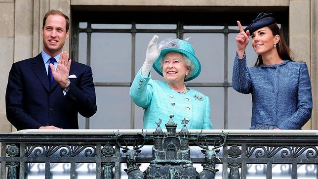 Isabel II «regala» el título de «princesa» a una posible hija de Catalina y Guillermo