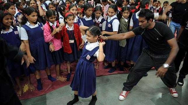 Faldas cortas y estrellas mal alineadas, «causas» de las violaciones en la India