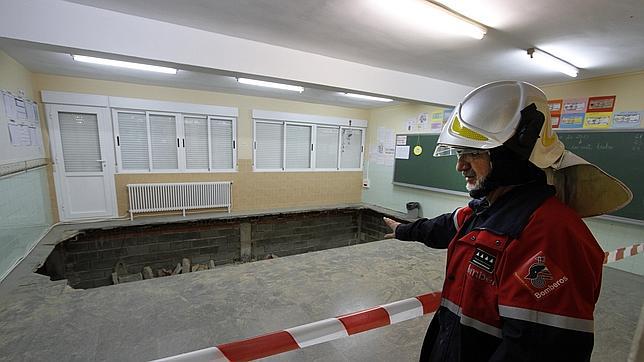 Nueve escolares y una profesora resultan heridos al desplomarse el suelo de su aula