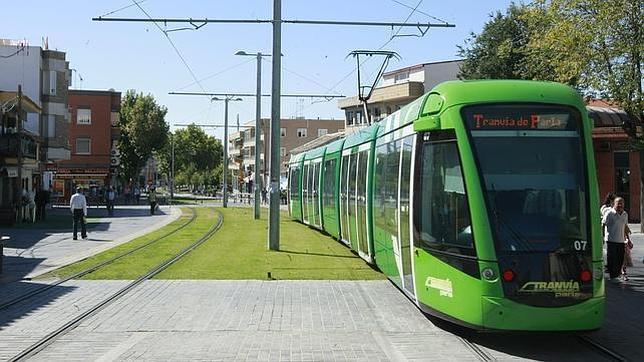 Suspenden el servicio del tranvía de Parla para podar árboles