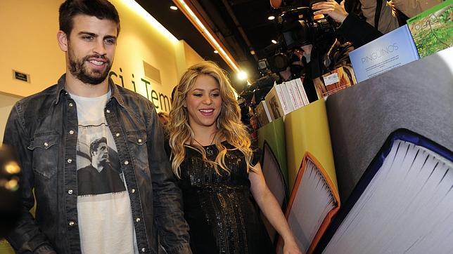 Shakira arropa a su padre en la presentación de su libro