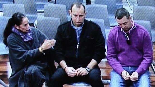 El magistrado llama la atención a Isabel Pantoja por usar el móvil durante el juicio