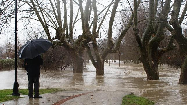 Pamplona comienza a verse anegada por el agua