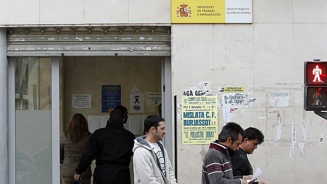 A mayor formación, menor riesgo de acabar en la cola del paro