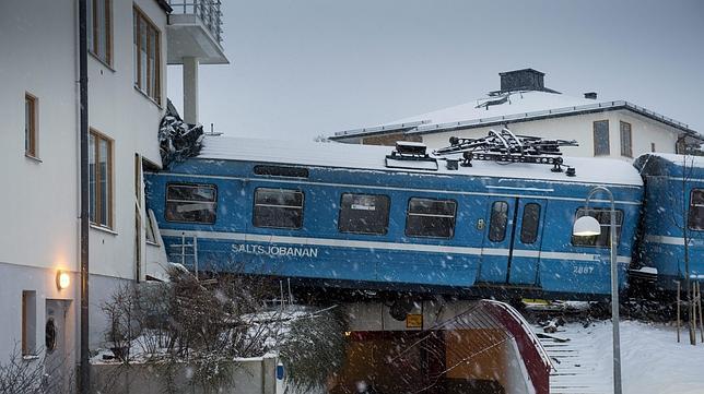 Una mujer de la limpieza secuestra y estrella un tren de cercanías en Estocolmo