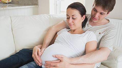 Una relación estable pesa más que la situación económica a la hora de plantearse tener hijos