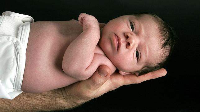 Uno de cada tres niños nace fuera del matrimonio en España