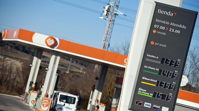 El precio de los carburantes subió una media del 8% en 2012 pese a la caída de la demanda