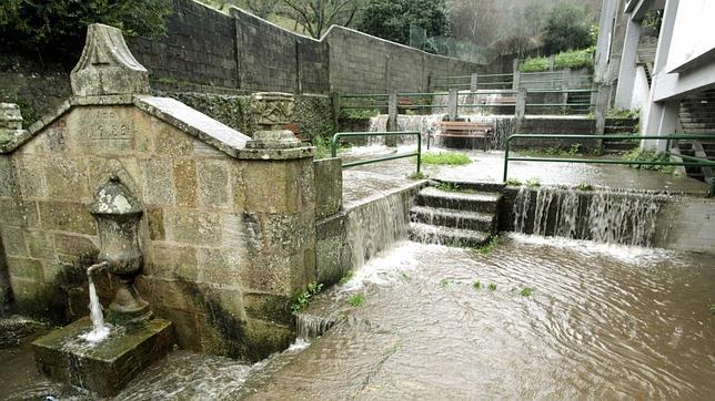 Alerta por desbordamientos y cortes en el transporte marítimo y ferroviario