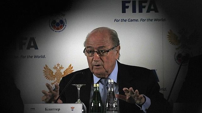 Blatter quiere sancionar el racismo de las aficiones con pérdida de puntos del equipo