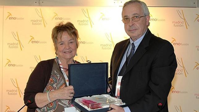 Félix Solís recibe el reconocimiento a los impulsores del vino