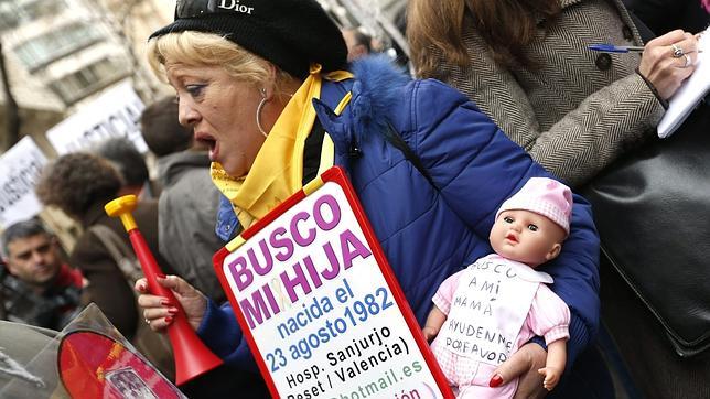 Familiares de «niños robados» protestan en Madrid contra el archivo de sus casos