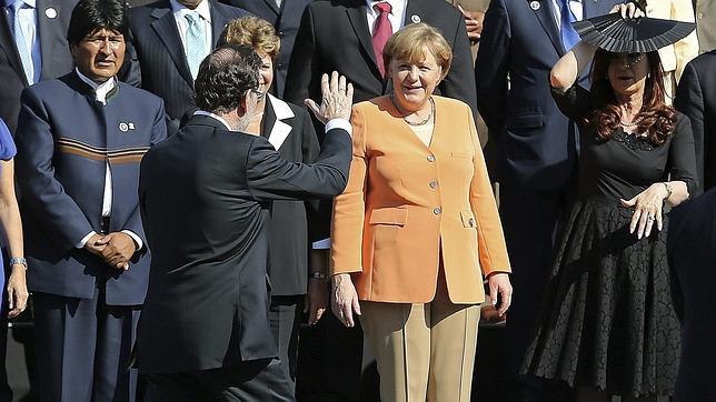 Rajoy pide a Merkel que los países fuertes de la UE apliquen políticas de estímulo
