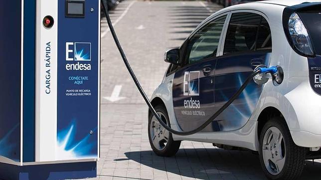 Bruselas exige a España multiplicar los puntos de repostaje eléctrico
