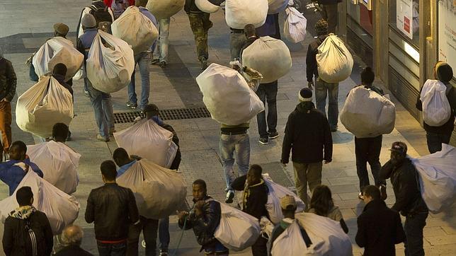 Los «manteros» utilizan a ancianos y niños de «escudos» contra la Policía