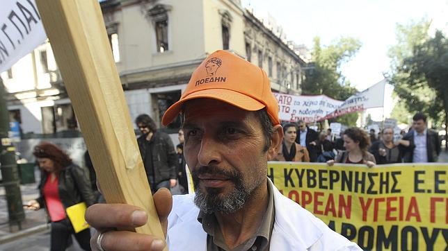 Grecia ultima nuevos impuestos mientras el país toca su techo histórico de paro