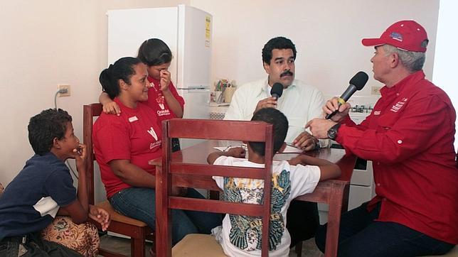 Maduro imita a Chávez, pero no llena su vacío mediático