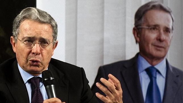 Uribe recibe duras críticas por publicar una foto de policías asesinados por las FARC