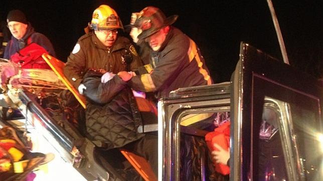 Heridas 33 personas al colisionar un autobús contra un puente en EE.UU.