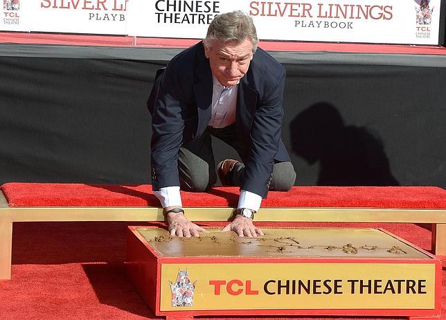 Robert de Niro inmortaliza sus huellas en Hollywood