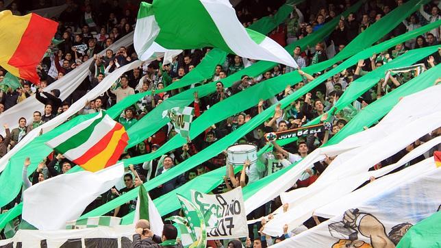 Cinco detenidos por defraudar 300.000 euros en la venta de entradas del Elche CF