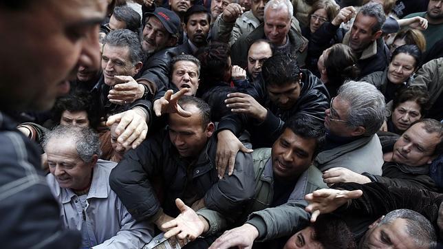 Un reparto gratuito de comida en Grecia acaba en una auténtica batalla campal