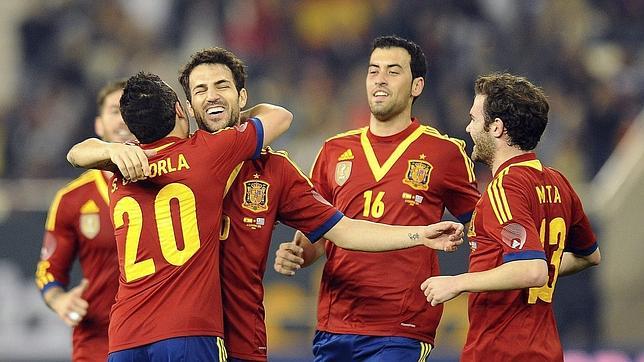 Toque a toque, España descose a Uruguay