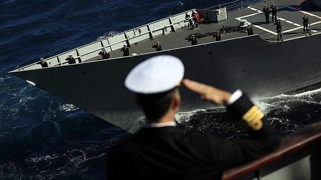 Don Felipe despide al portaaviones Príncipe de Asturias, un «hito» en la historia la Armada