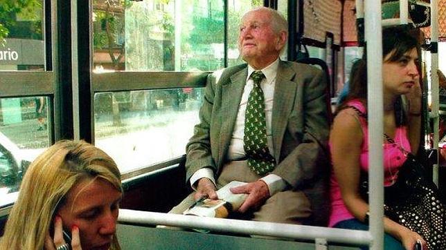 El padre de Máxima Zorreguieta, en autobús por las calles de Buenos Aires
