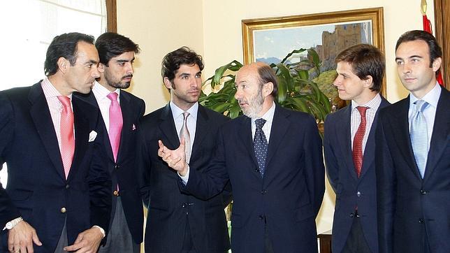 Un socialista vasco: «Alfredo (Rubalcaba), tú pasaste los toros de Interior a Cultura»