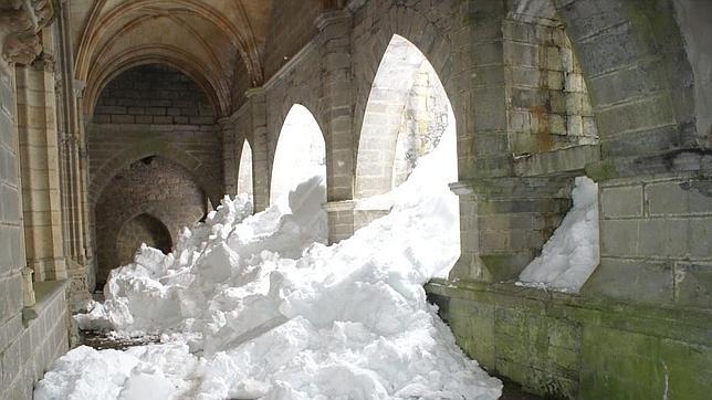 La tregua en el temporal deja dos metros de nieve y pone en alerta a los ríos