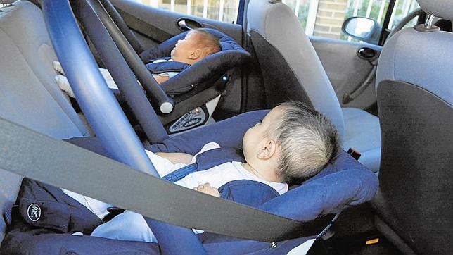 Tráfico quiere que los niños viajen con la sillita al revés hasta los cuatro años