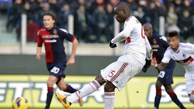 Balotelli rescata al Milán con un gol de penalti