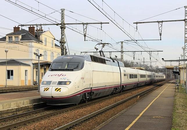 El primer TGV francés llega a Barcelona y el AVE realiza pruebas en Francia