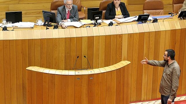 AGE abandona el Parlamento tras la expulsión de uno de sus diputados