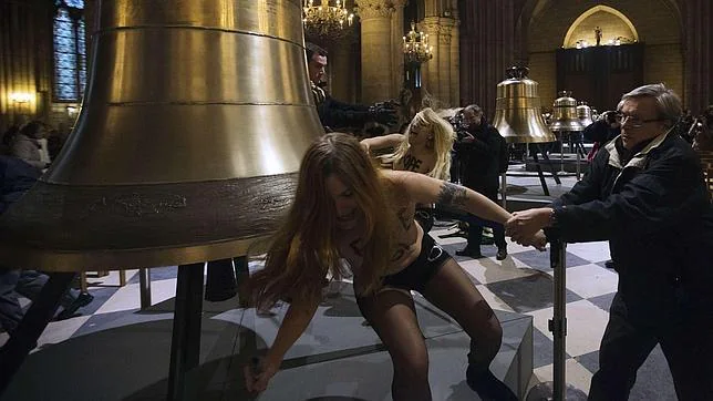 Activistas de Femen irrumpen desnudas en Notre Dame de París para celebrar la renuncia del Papa