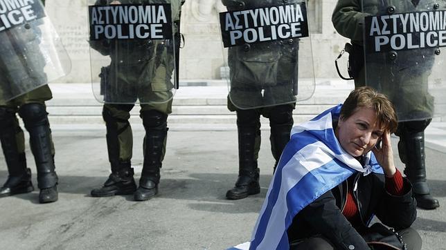 600.000 trabajadores del sector privado griego, amenazados con el salario mínimo