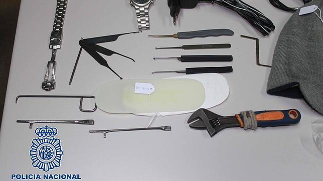 Desarticulan una banda que robaba en pisos con el método del «resbalón»