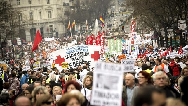 Una «marea blanca» se extiende por 15 ciudades en defensa de la sanidad pública