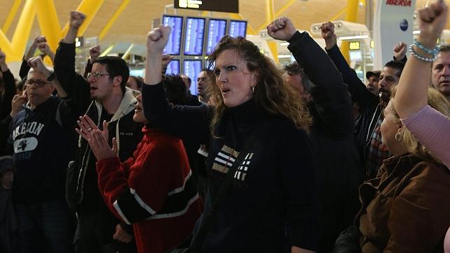 En directo: acaba la concentración de empleados de Iberia en la T4