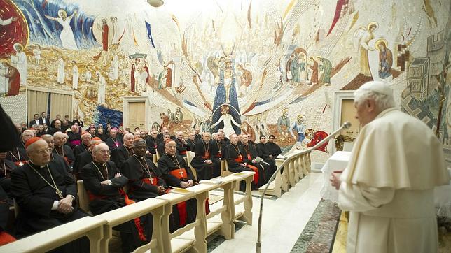 Benedicto XVI advierte a la Curia que «el mal trabaja para ensuciar la belleza de Dios»